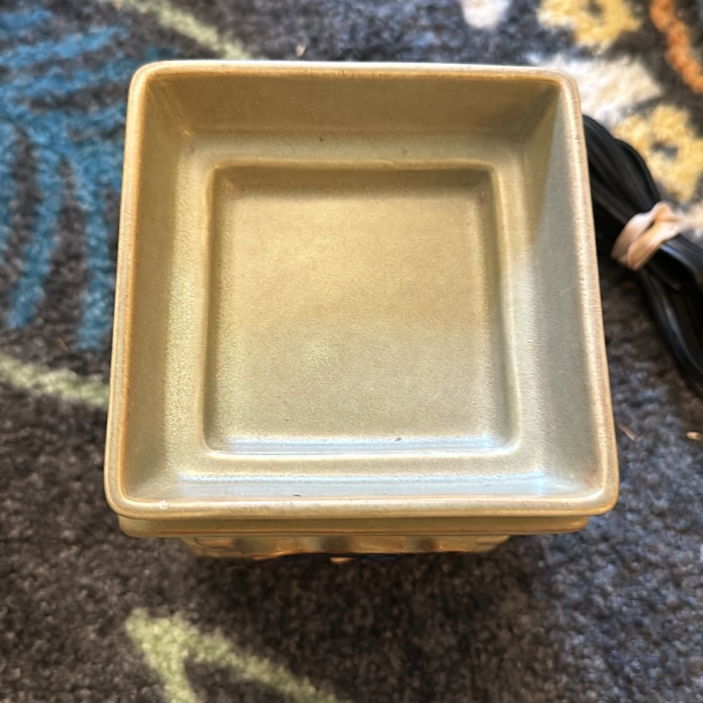 RETIRED AUTISM SPEAKS PIECE BY PIECE PUZZLE SCENTSY WARMER LIKE NEW - Picture 3 of 5